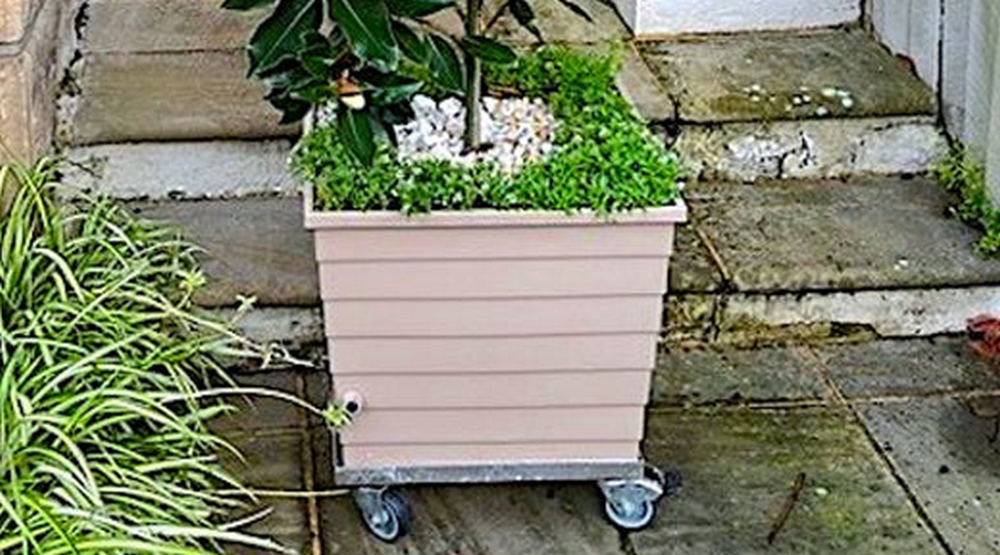 WaterUps square planter with wheels